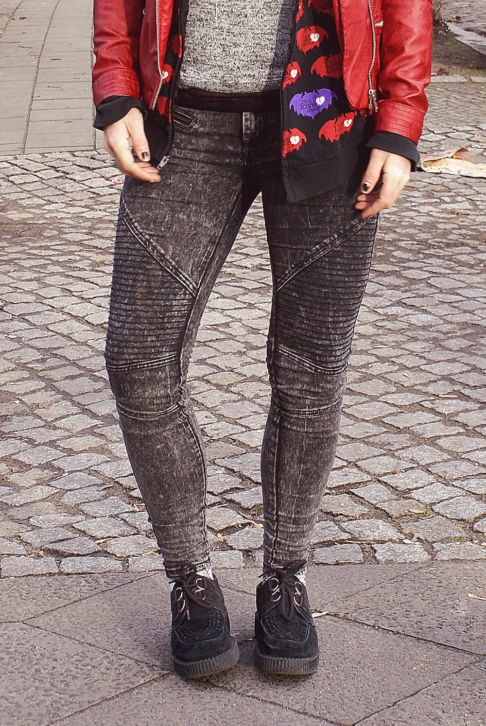 outfit, altfashion, alternative, punk, street, grey, divided, h&m, moto, jeans, biker, boots, street super shoes, sacha, clandestine industries, fall out boy, pete wentz, i love irony, creepers, underground, creeper, rot, red, lederjacke, beanie, nieten, spikes, winter, strick, herbst, knit, all over