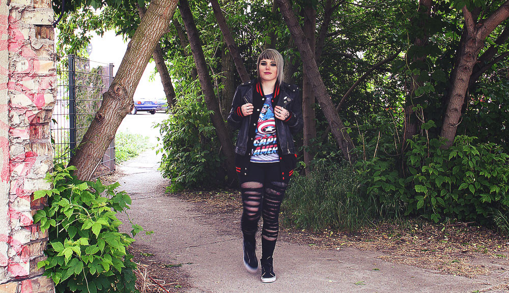 alternative, alternative fashion, alternative girl, alternative mode, altgirl, berlin, berlin fashion, berlin fashion blogger, berlin mode, berlin streetstyle, blogger, fashion blogger, girls with piercings, girls with tattoos, grunge, grunge fashion, grunge mode, mode, Punk, punk fashion, punk mode, punkgirl, punkmädchen, scenehair, snakebites, split hair, splithair, tattoomädchen, tattoomodel, graue haare, grey hair, avengers, fandom, merchandise, merch, captain america, marvel, cap, college, collegejacke, collegestyle, tripp tripp nyc, ripped jeans, usedlook, destroyed, vans, mond, sk8hi, trash punk, lederjacke, echtleder, Kinooutfit, leo, leopard, zerrissen, geschlitzt, druzy dreams, ringe, killstar, empty casket, regalrose
